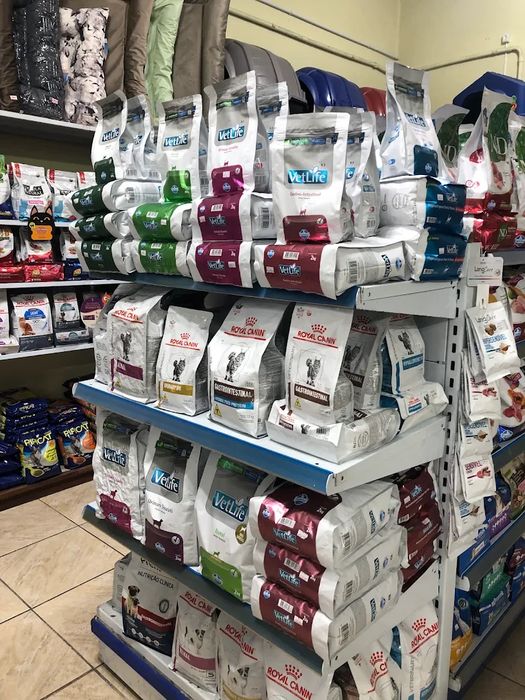 Prateleiras da loja de produtos petshop da Agropecuária Azenha